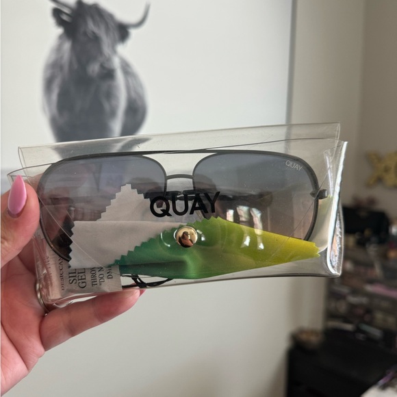 Extra large quay aviators with case NWT - Picture 3 of 4